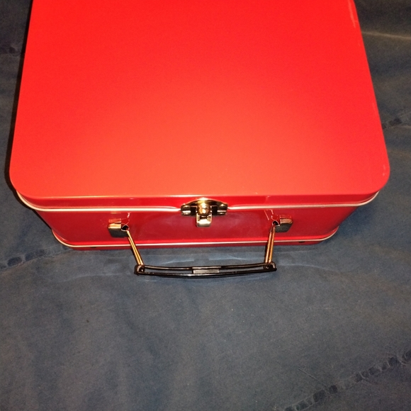Cute Red Metal Lunchbox - Picture 5 of 7